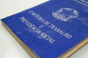A indústria apresentou saldo negativo, com o fechamento de 25 mil postos de trabalho, significando recuo de 1,6% comparado a abril. O comércio e reparação de veículos automotores e motocicletas também eliminou vagas, um total de 5 mil, com queda de 0,3%