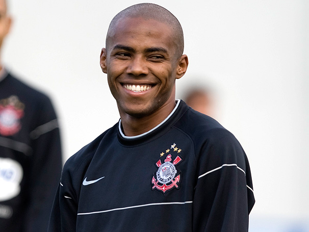 Elias vê maior possibilidade de ir ao ataque em novo esquema do Timão