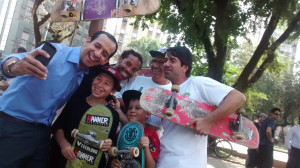 Paulo Alexandre com praticantes de skate na Praça Palmares