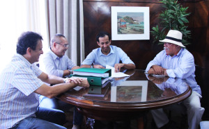 Vereadores levam Lei Orçamentária Anual aprovada ao prefeito de Santos, nesta quarta-feira