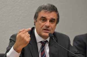 Sobre o caso da escuta encontrada no fumódromo da PF em Curitiba em maio deste ano, Cardozo afirmou que a investigação está mais avançada e deve ser concluída mais rapidamente. Disse que não vai admitir "acobertamentos" se comprovadas ilegalidades