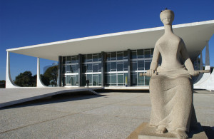 Entre as medidas defendidas pelo governo, estão alterações no ECA (Estatuto da Criança e do Adolescente), com previsão de aumento do tempo de internação de três para oito anos para jovens que cometem crimes hediondos e de penas mais severas para o adulto que alicia adolescentes