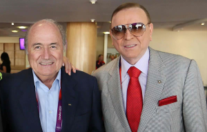 Blatter chegou dez minutos antes de começar o evento. Foi recebido por uma discreta salva de palmas por alguns dirigentes