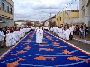 Tradicionais tapetes nas ruas de Ouro Preto em comemoração a Corpus Christi 