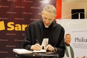 Padre Marcelo Rossi esteve em Santos no início da semana para lançar seu novo livro