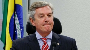 Os policiais federais também cumpriram mandado de busca e apreensão na Casa da Dinda, residência que foi usada por Collor na época em que era presidente da República, onde foram apreendidos três carros de luxo - uma Ferrari, um Lamborghini e um Porsche - que foram levados para a Superintendência da Polícia Federal em Brasília