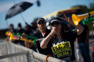 Funcionários do Judiciário fizeram manifestação em frente ao Palácio do Planalto reivindicando aumento salarial, cujo índice foi vetado pela presidente Dilma Rousseff.