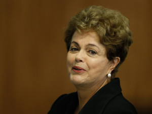 O parecer diz ainda que não há comparação entre os fatos atuais e os que levaram ao impeachment do então presidente Fernando Collor em 1992, porque não se atribuem a um "comportamento pessoal ou direto" da presidente