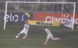 Atacante Nilson protagonizou um lance de gol perdido incrível no primeiro jogo da final da Copa do Brasil