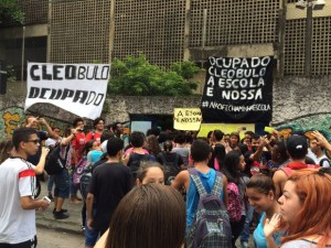 Essas ocupações são um protesto contra a intenção do governo estadual de dividir parte das unidades por ciclos únicos (anos iniciais e finais do fundamental e o médio). Para isso, a gestão tucana deve viabilizar em 2016 o fechamento de 92 escolas e o remanejamento de cerca de 300 mil alunos