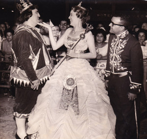 Descontração da Corte de 1961: a Rainha Mause Prée e o Chanceler Bandeira Júnior paparicam o eterno Rei Momo, Waldemar Esteves da Cunha
