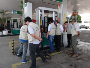 O IPEM-SP fiscalizou nove postos de combustíveis, nas cidades de Cubatão, Praia Grande, Santos e São Vicente, sendo que dois (22%) estavam irregulares