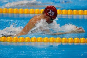 O britânico Adam Peaty leva ouro nos 100m nado peito nos Jogos Olímpicos Rio 2016, no Estádio Aquático