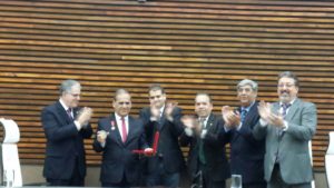 Vereadores entregaram a medalha ao profissional santista