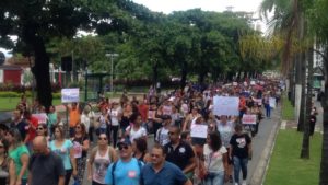 Servidores, em greve desde o último dia 9, farão ato em frente à Câmara. Prefeitura encaminhou nova proposta ao Legislativo e espera que vereadores votem de forma favorável.