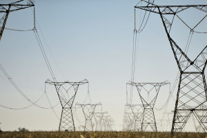 O secretario explicou que a Agência Nacional de Energia Elétrica (Aneel) deve regulamentar a possibilidade das empresas que geram a própria energia vender a produção excedente