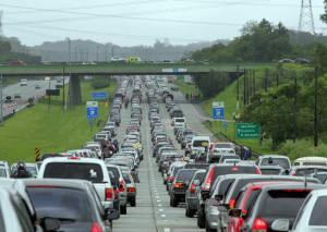 No Sistema Anchieta-Imigrantes, a estimativa é que entre 240 a 310 mil veículos utilizem as rodovias em direção ao litoral paulista, de quarta-feira a domingo