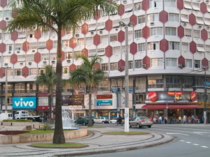 Se consideradas as vendas do comércio varejista ampliado (que inclui também veículos, motos, partes e peças e material de construção), a queda de 10,4% de maio de 2015 em relação a maio do ano passado foi motivada, principalmente, pelo setor de veículos, que registrou queda de 22,2% na mesma base de comparação