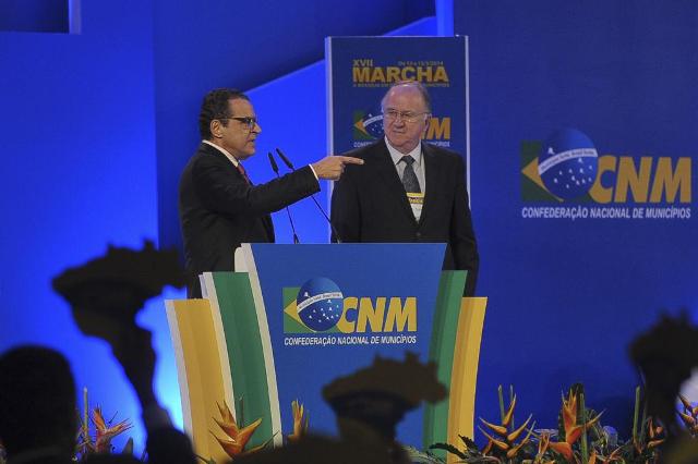 Prefeitos pedem aumento no FPM e redistribuição dos royalties