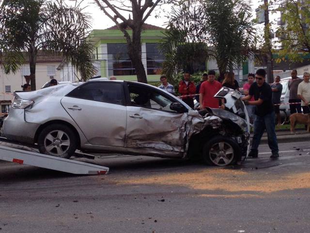 Acidente entre dois veículos na Afonso Pena deixa três feridos