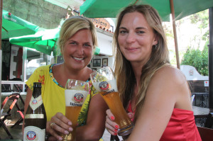 As alemães Maike e Kathrin dão consultoria de idiomas e receptivo em Santos