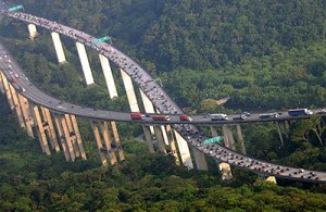 Desde as 0h do dia 8 de julho, quando se iniciou a contagem, mais de 235 mil veículos desceram a serra em direção à Baixada Santista