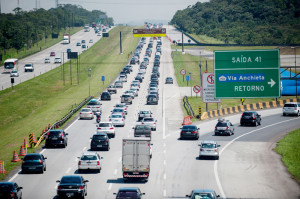 Para as rodovias Anchieta e Imigrantes, a atenção será redobrada, considerando a intensa movimentação de delegações e turistas, devido aos navios atracados no Porto de Santos (Foto: Marcelo Camargo/ Agência Brasil)