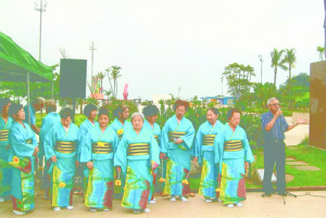 Durante as comemorações, o discurso do presidente da Associação Japonesa de Santos apresenta o grupo de danças Odori