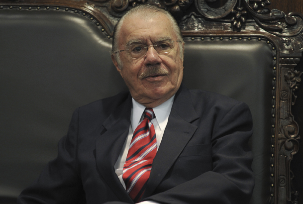 PMDB tenta convencer Sarney a continuar na vida política