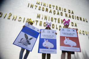Ativistas fazem protesto em Brasília e pedem a proibição de testes em animais (Foto: Marcelo Camargo/ Agência Brasil)