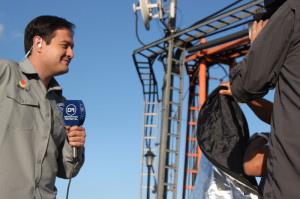 O repórter costarriquenho Fabián Zumbado leva as informações para o Canal 6, emissora do Grupo Repretel, diretamente do Monte Serrat