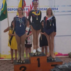 Bruna Polito no pódio junto com Luz Cristina Urrea, da Colômbia que ganhou o ouro, e o bronze ficou para a patinadora Caitlin Mitcherson, dos EUA