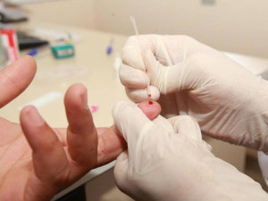 - A hepatite C é causada pelo vírus C (HCV). A transmissão ocorre, dentre outras formas, por meio de transfusão de sangue, compartilhamento de material para preparo e uso de drogas, objetos de higiene pessoal - como lâminas de barbear e depilar -, alicates de unha, além de outros objetos que furam ou cortam na confecção de tatuagem e colocação de piercings