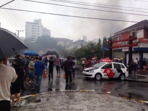 Além das sete vítimas fatais que estavam dentro do avião, outras cinco pessoas deram entrada na Santa Casa de Santos