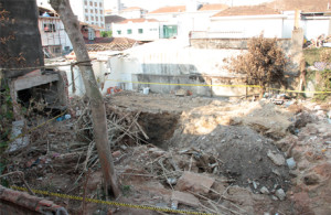 Local da tragédia visto da Academia Mahatma