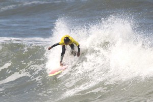 A partir das 7h30 entrarão no mar, pela ordem, as decisões da mirim (até 16 anos), iniciante (limite de 14 anos), estreante (sub12), feminina e petit (10 anos para baixo)