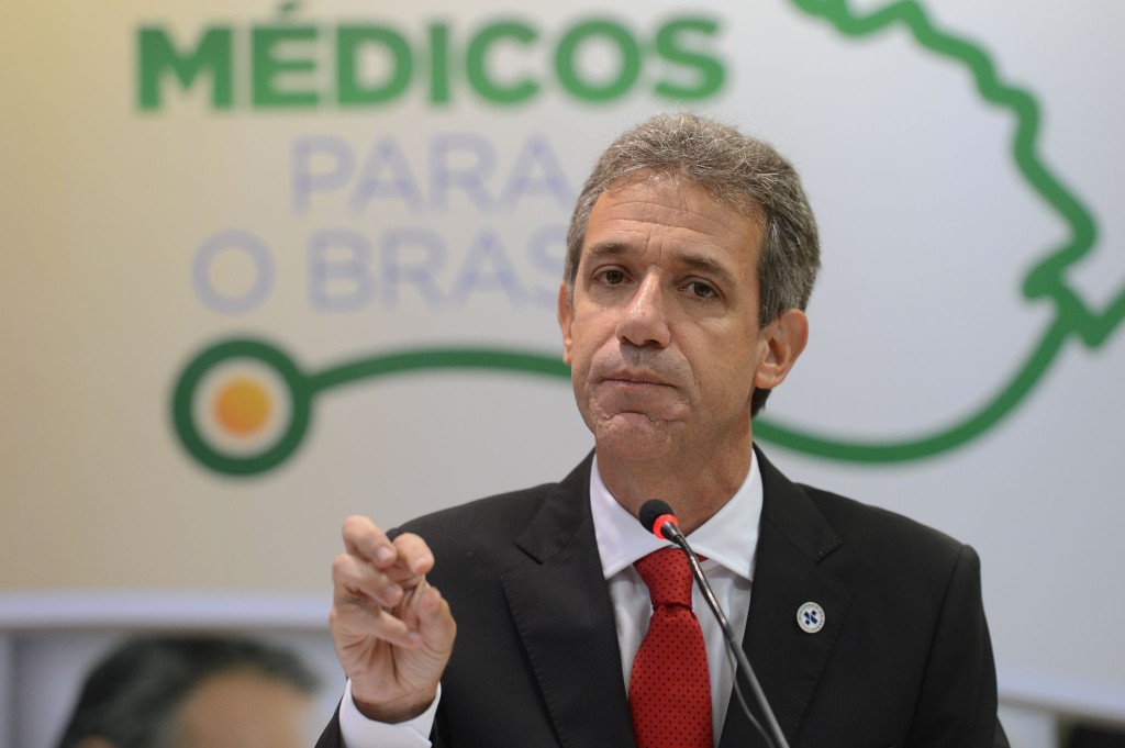 Brasileiros irão substituir estrangeiros em nova etapa Mais Médicos, diz ministro