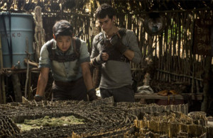 pós escapar do labirinto, Thomas (Dylan O'Brien) e os garotos que o acompanharam em sua fuga da Clareira precisam agora lidar com uma realidade bem diferente: a superfície da Terra foi queimada pelo sol e eles precisam lidar com criaturas disformes chamadas Cranks, que desejam devorá-los vivos