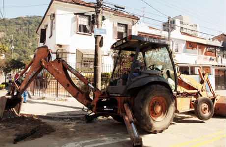 Rua Saturnino de Brito, no Marapé, recebe base para pavimentação