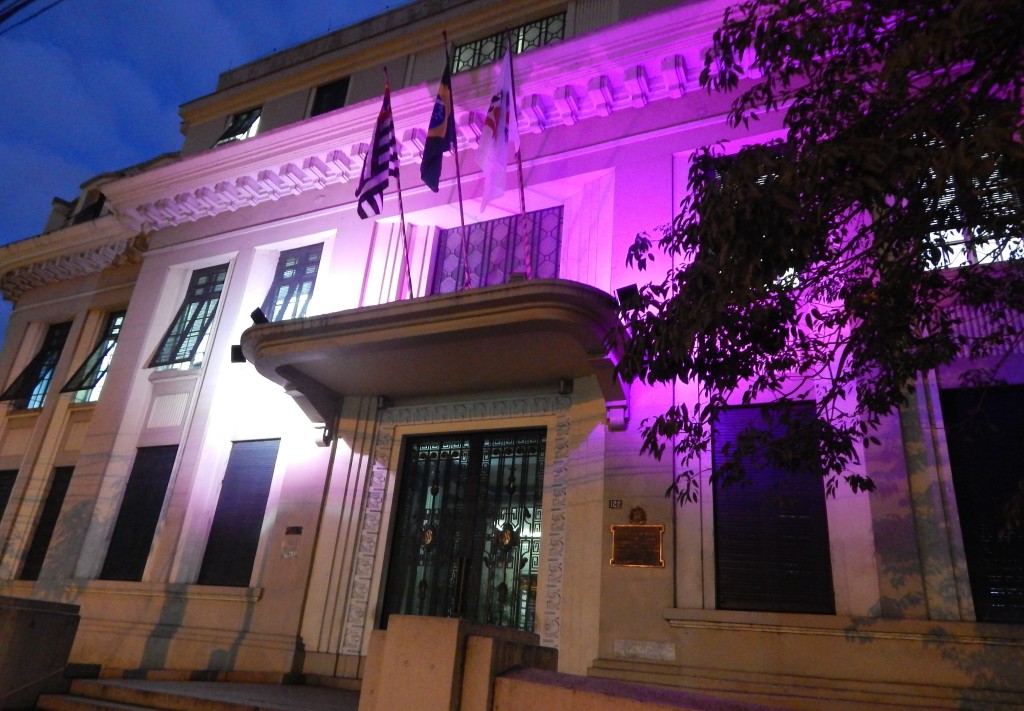 Palácio Saturnino de Brito é iluminado para o Outubro Rosa