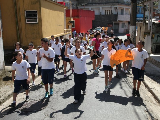 Alunos da UME Therezinha Pimentel fazem ‘marcha’ contra a dengue em Santos
