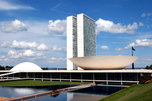 Congresso Nacional: A sede do Congresso Nacional é constituída por duas cúpulas representando os plenários: a maior (côncava) pertence à Câmara dos Deputados, e a menor (convexa) abriga a do Senado Federal.