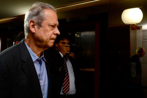 Dirceu nega participação no esquema e diz que os pagamentos que recebeu de empreiteiras foram feitos por serviços de consultoria