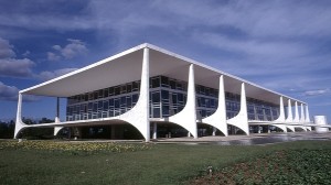 Palácio da Alvorada: Abriga os gabinetes Presidencial, da Casa Civil, da Secretaria-Geral e de Segurança Institucional da Presidência da República