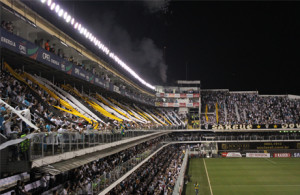 A revolta da torcida vem de algum tempo, em razão das escolhas da emissora em sua grade de transmissão. No início do ano, no Campeonato Paulista, alguns jogos do time não foram exibidos na TV aberta, gerando reclamação inclusive por parte da diretoria da Vila Belmiro