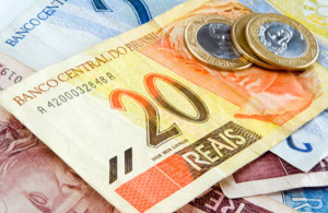 Embora ajude no controle dos preços, o aumento da taxa Selic prejudica a economia, que atravessa um ano de recessão, com queda na produção e no consumo