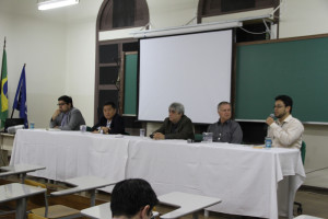 O diretor da Poli/USP, José Roberto Piqueira (ao centro), aposta que o campus santista se tornará referência na área de Engenharia de Petróleo no País