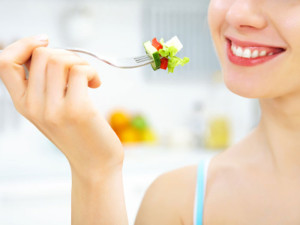 A alimentação saudável, com ingestão adequada de proteínas, carboidratos, gorduras e micronutrientes, é fundamental para que o organismo possa se defender de infecções