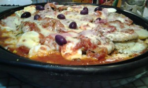 Azeitonas pretas, presunto e muçarela são ingredientes essenciais