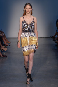 Sua coleção apareceu com animal print em cima de paetês nas saias lápis 